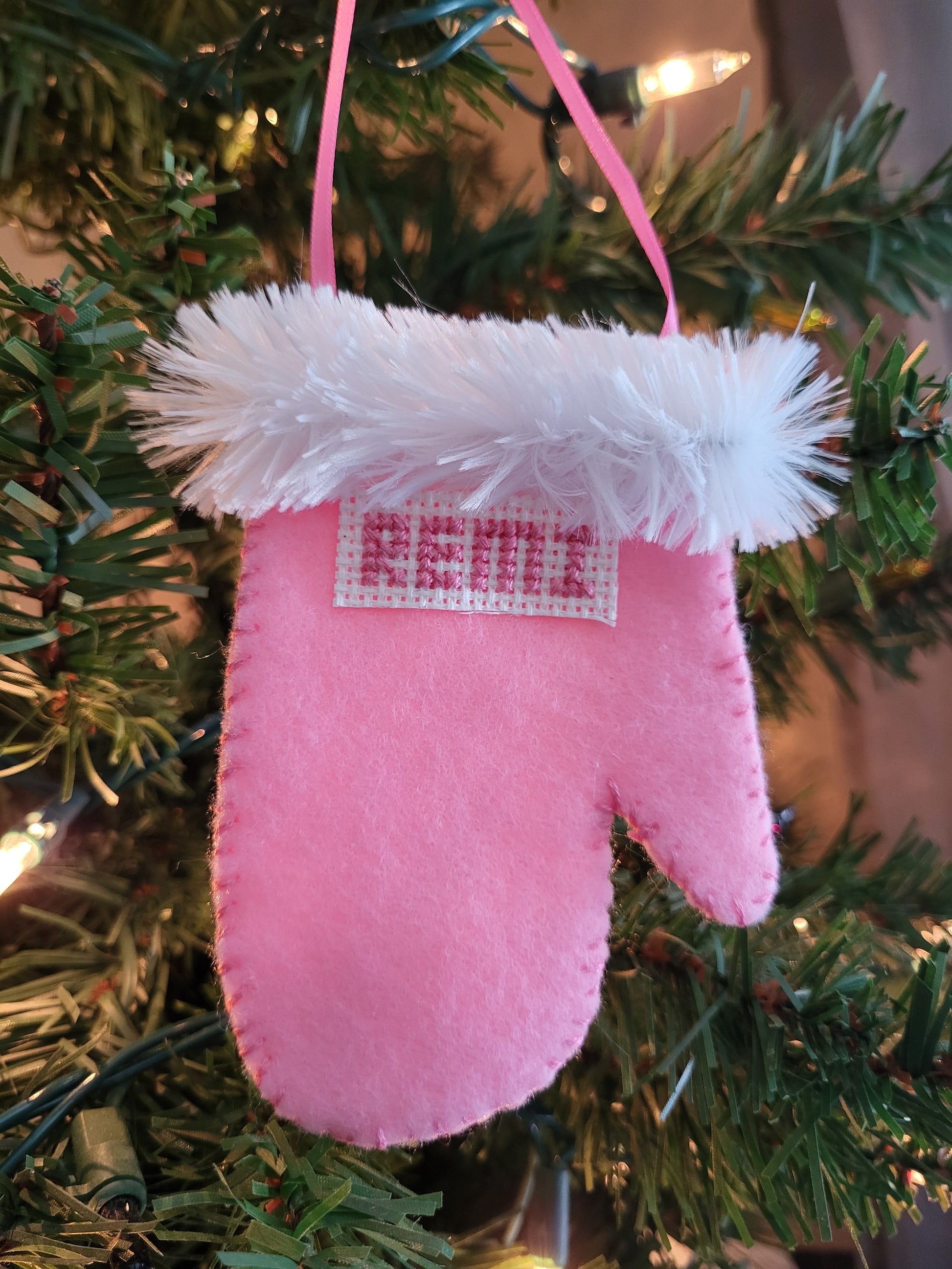 Hand-stitched felt mitten ornament personalized with name and custom colors—perfect for Christmas tree décor, gifts, and holiday keepsakes.