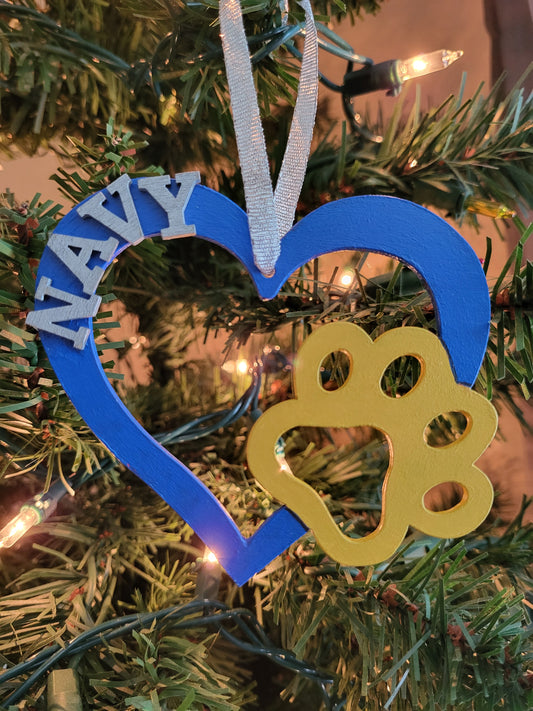 Hand-painted wooden pet ornament personalized with name and custom colors—perfect for Christmas tree décor, gifts, and holiday keepsakes.