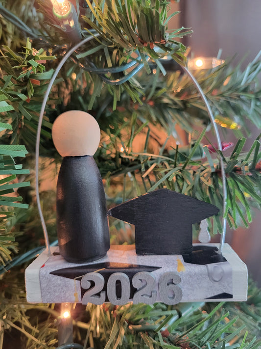 Hand-painted wooden graduation ornament personalized with year and custom colors—perfect for Christmas tree décor, gifts, and holiday keepsakes.