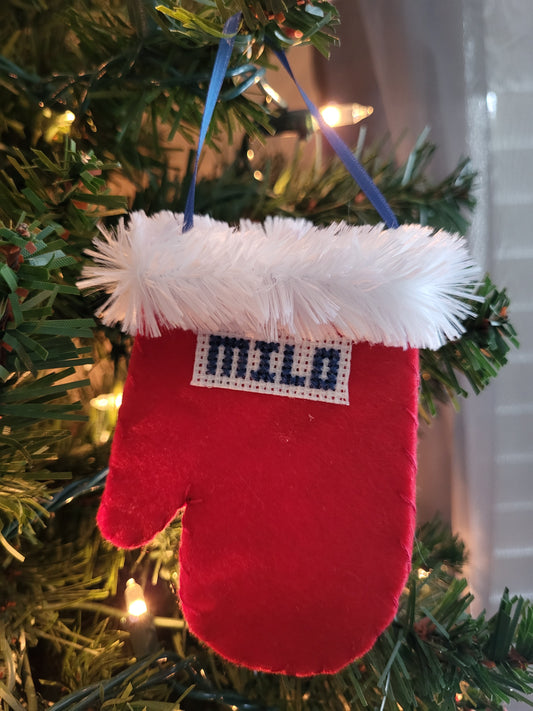 Hand-stitched felt mitten ornament personalized with name and custom colors—perfect for Christmas tree décor, gifts, and holiday keepsakes.”
