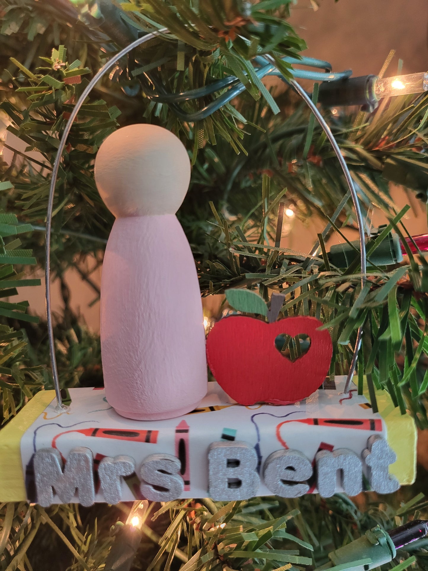 Hand-painted wooden teacher ornament personalized with name and custom colors—perfect for Christmas tree décor, gifts, and holiday keepsakes.